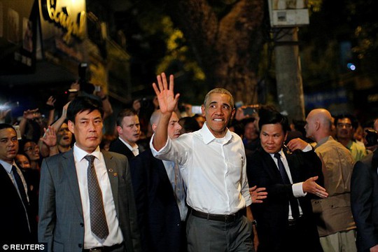 Tổng thống Mỹ chào người dân. Ảnh: Reuters