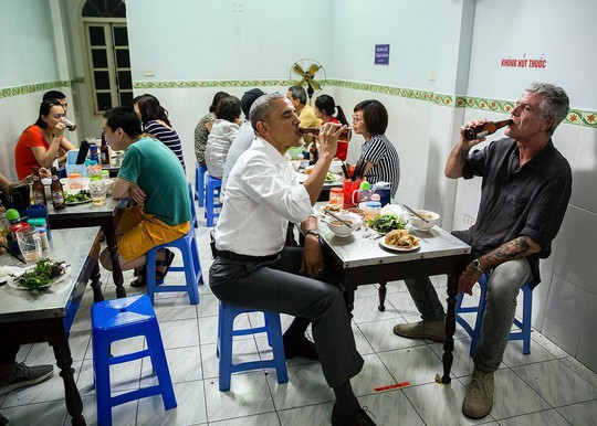 Tấm ảnh tổng thống Mỹ uống bia do nhiếp ảnh gia Nhà Trắng Pete Souza tải lên Instagram ngày 25-5