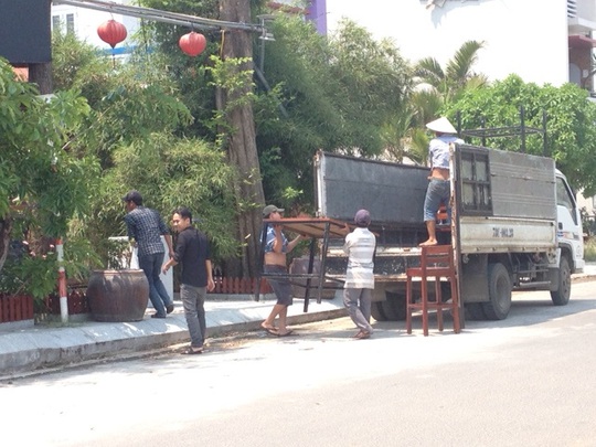 
Chủ công trình Tuy Hòa xưa di chuyển vật dụng trong nhà đi nơi khác trong tiếng nhạc đám ma
