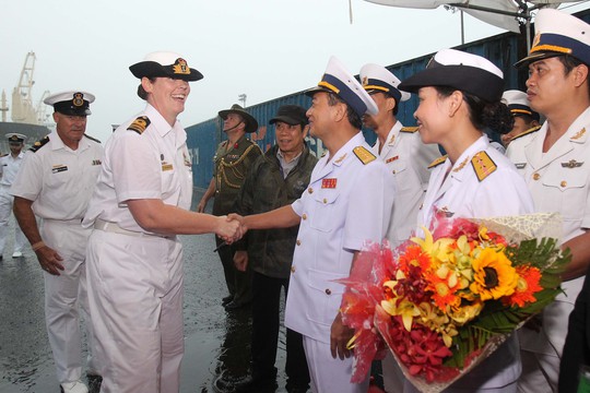
Trung Tá Belinda Wood tươi cười chào hỏi đoàn Hải quân Việt Nam
