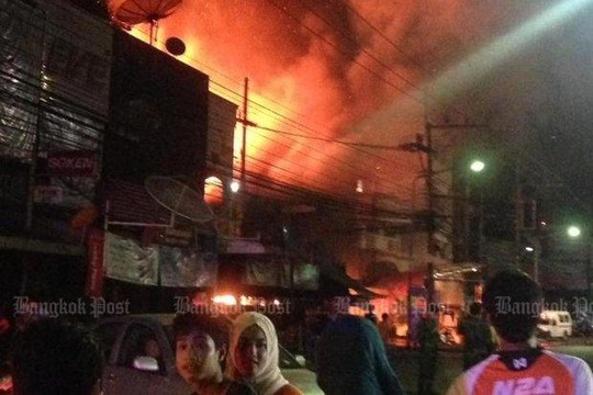 
Vụ nổ do bom tr&ocirc;i g&acirc;y ra ở quận Pattani. Ảnh: Bangkok Post
