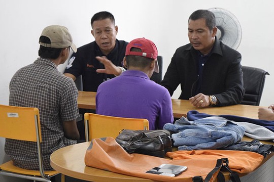 Cảnh sát thẩm vấn 2 thiếu niên. Ảnh: Bangkok Post