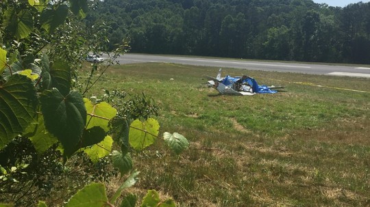 Máy bay vỡ nát tại sân bay thuộc bang Tennessee. Ảnh: WTVC