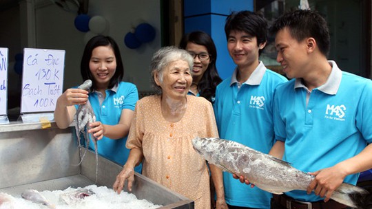 Một số thành viên trong nhóm M4S tại cửa hàng cá sạch - Ảnh: Như Lịch