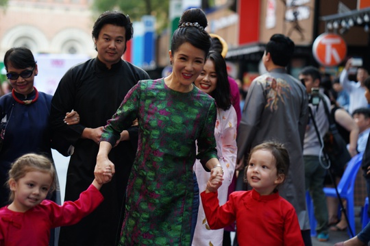 Ca sĩ Hồng Nhung trình diễn áo dài cùng hai con gái