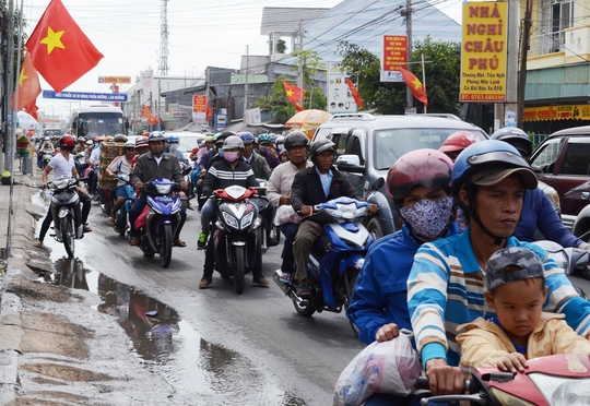 Các xe bắt đầu nhích dần ngay trên địa phận huyện Châu Phú