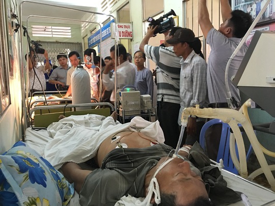 
Các nạn nhân đang được cấp cứu tại Bệnh viện Đa khoa tỉnh Cà Mau
