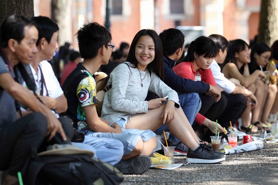 
Các bạn trẻ lãng mạn trên phố đi bộ Nguyễn Huệ hoặc ngồi bên nhau uống ly cà phê bệt ở công viên 30-4
