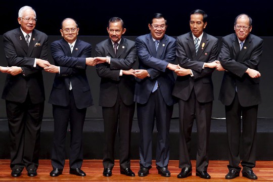 
Thủ tướng Hun Sen (thứ 3 từ phải qua) cho rằng các nước liên quan đến tranh chấp nên đàm phán trực tiếp với Trung Quốc để tìm giải pháp. Ảnh: Reuters
