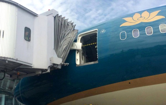 Cánh cửa máy bay Boeing 787 bị ống lồng xô lệch - Ảnh: Infonet