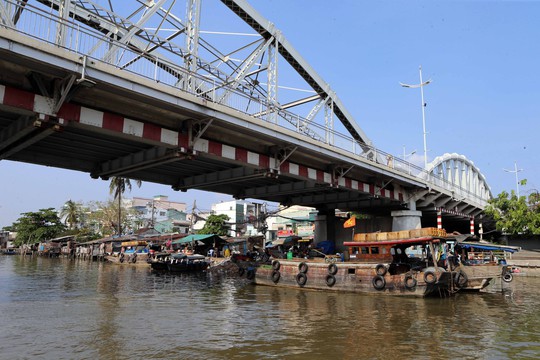 
Vẫn còn đâu đó những ghe hàng lưu động cập chân cầu Tân Thuận để mua bán
