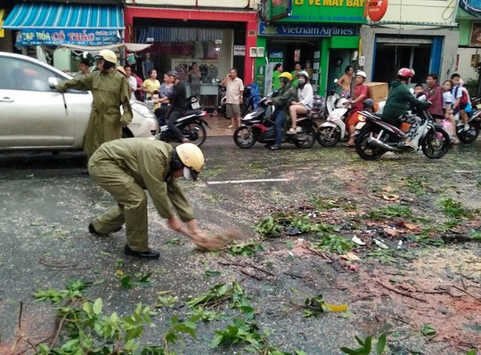 
CSGT có mặt điều tiết giao thông và tham gia dọn dẹp hiện trường
