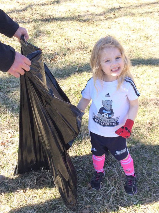 
Nhiều nhóm tình nguyện đã nhặt rác để ủng hộ bé Amelia Meyer. Ảnh: Twitter
