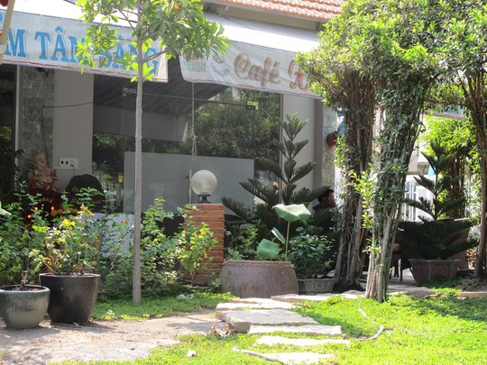 
Quán cà phê Xin Chào nằm đối diện Công an huyện Bình Chánh-TP HCM
