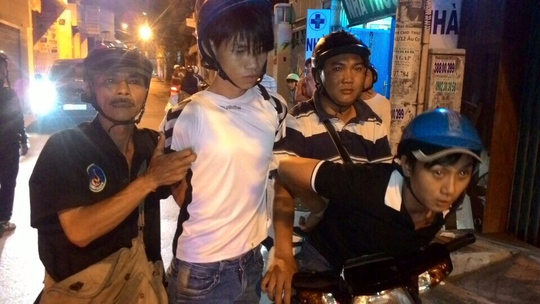 
Nhóm cướp giật bị các hiệp sĩ đường phố ở TP HCM chặn bắt. Ảnh: ĐỨC NAM - NLĐO

