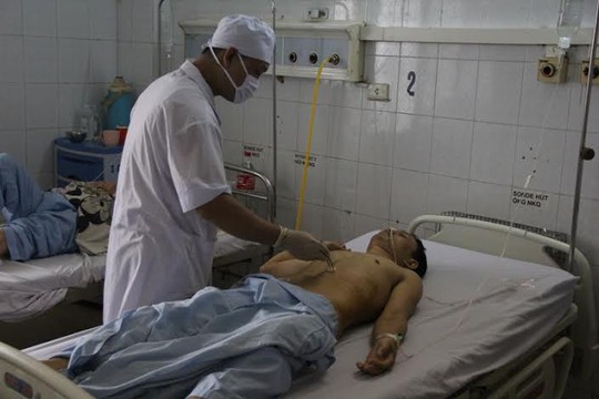 Ông Đỗ Thế Quỳnh đang điều trị tại Bệnh viện Đa khoa tỉnh Thanh Hóa
