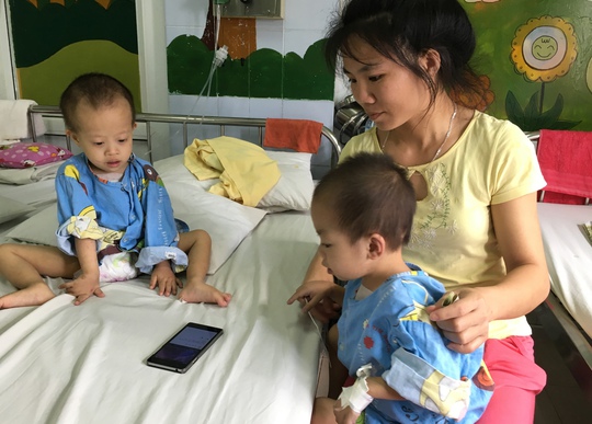 Tuổi thơ của bé Cà Văn Thái Hòa (bìa trái) gắn liền với bệnh viện kể từ khi bị phát hiện mắc bệnh tim bẩm sinh