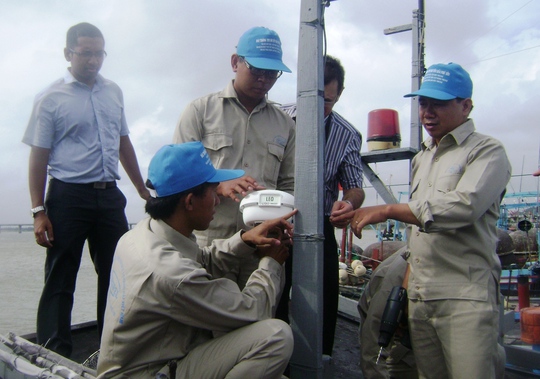 Lắp đặt thiết bị vệ tinh cho tàu cá Phú Yên Ảnh: Hồng Ánh