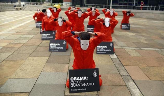 Các thành viên Tổ chức Ân xá Quốc tế trong một lần kêu gọi Tổng thống Obama đóng cửa nhà tù Guantanamo Ảnh: LIBERATION