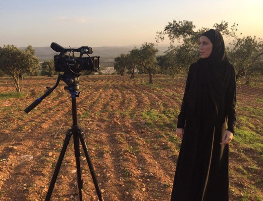 Nữ phóng viên Clarissa Ward trong chuyến đi Syria mới đây Ảnh: WBUR.ORG