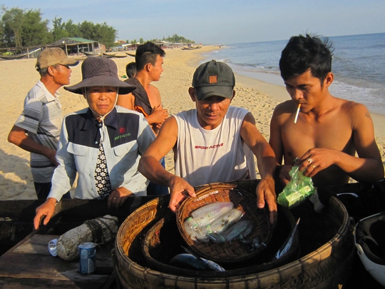 Ghe của ông Lê Công Danh (trú tổ dân phố Hải Thành, thị trấn Thuận An, huyện Phú Vang, tỉnh Thừa Thiên - Huế) có 8 ngư dân nhưng chỉ bắt được 2 con cá doái và ít mực Ảnh: QUANG NHẬT