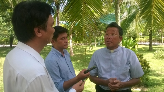
Linh mục Anton Nguyễn Trường Thăng (bìa phải) cung cấp nhiều thông tin, tư liệu mới về chữ Quốc ngữ và Dinh trấn Thanh Chiêm
