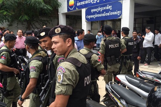 
Cảnh sát vũ trang hôm 26-5 bất ngờ xông vào trụ sở Đảng Cứu nguy dân tộc Campuchia (CNRP) đối lập ở thủ đô Phnom Penh. Ảnh: Cambodia Daily
