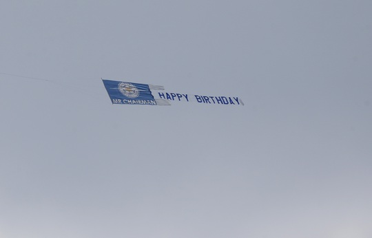 Một chiếc máy bay kéo băng rôn ghi dòng chữ chúc mừng sinh nhật tỉ phú Vichai bay trên sân King Power