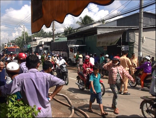 
Hàng trăm người dân chạy tán loạn khi phát hiện ngọn lửa bùng lên
