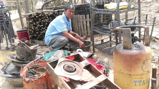 
Ông Nguyễn Văn Đùng nhặt nhạnh những gì còn sót lại sau vụ cháy
