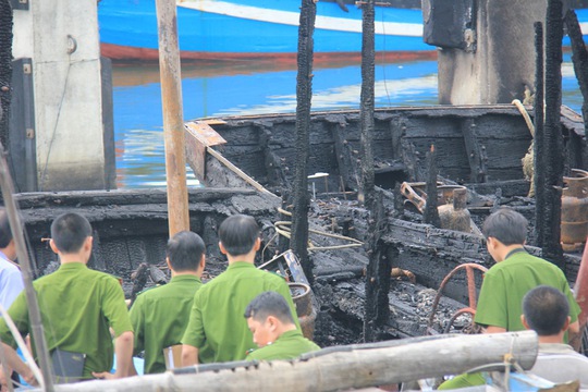 Tàu cá của ngư dân Quảng Ngãi bị ngọn lửa thiêu rụiẢnh: Văn Mịnh