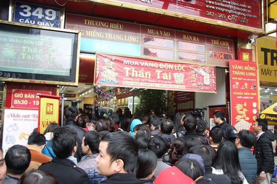 Người dân chen chúc xếp hàng mua vàng cầu may tại cửa hàng vàng bạc Bảo tín Minh Châu trên phố Cầu Giấy