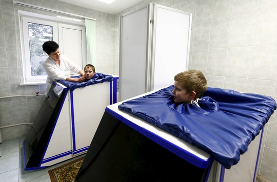 Trẻ em thường xuyên sống trong khu vực bị nhiễm phóng xạ sau vụ Chernobyl tập vật lý trị liệu tại trung tâm phục hồi ở ngoại ô Minsk - Belarus Ảnh: REUTERS