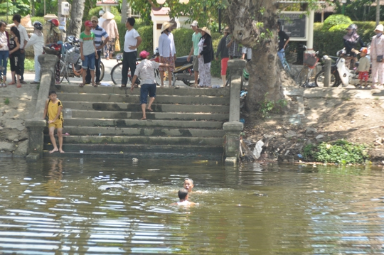 Tìm kiếm nạn nhân bị chết đuối ở xã Phú Dương