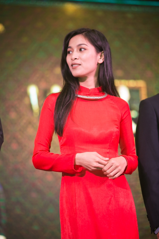 Nữ diễn viên Nhung Kate duyên dáng với áo dài đỏ