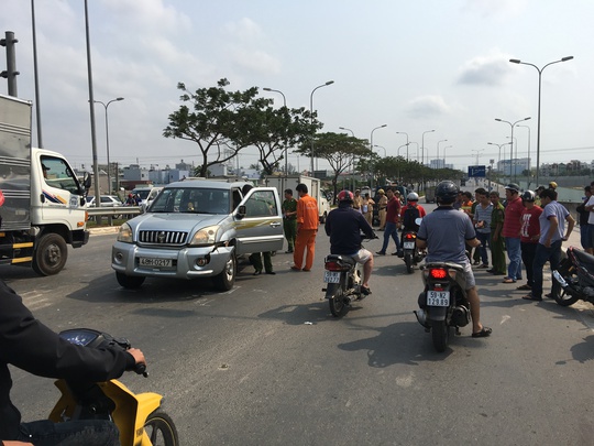 
Chiếc ô tô Đông lái tông vào nhiều xe và lạng lách trên đường
