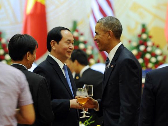 Chủ tịch nước Trần Đại Quang và Tổng thống Obama chạm ly chúc cho sự phát triển tốt đẹp của quan hệ đối tác toàn diện Việt-Mỹ - Ảnh: VNN