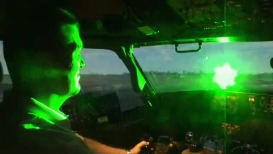 Việc chiếu ánh sáng laze gây chói mắt phi công khi đang hạ cánh là hành vi nguy hiểm, có thể gây tổn thương mắt phi công, làm mất phương hướng, thậm chí mất quyền kiểm soát tạm thời máy bay, uy hiếp nghiêm trọng an toàn hoạt động bay dân dụng - Ảnh minh họa