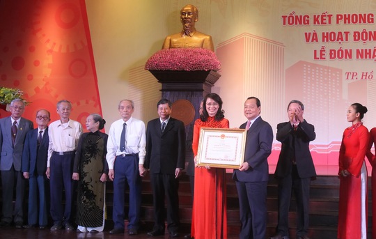 
Ông Lê Thanh Hải-Ủy viên Bộ Chính trị, Chỉ đạo Đảng bộ TP HCM, trao danh hiệu Anh hùng Lao động thời đổi mới cho lãnh đạo LĐLĐ TP HCM

ẢNH: HOÀNG TRIỀU
