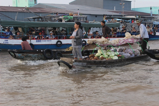 Chợ nổi Cái Răng một điểm du lịch đặc sắc của Cần Thơ. Đây là chợ đầu mối chuyên mua bán sỉ các loại trái cây, nông sản của vùng