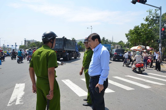 Từ thư phản ánh của người dân về điểm đen tai nạn giao thông ở bùng binh Ngô Quyền - Võ Nguyên Giáp, Chủ tịch UBND TP Đà Nẵng Huỳnh Đức Thơ trực tiếp đến hiện trường chỉ đạo xử lý