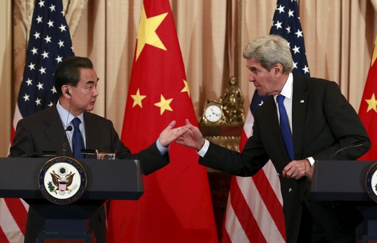 Ngoại trưởng Mỹ John Kerry (phải) và người đồng cấp Trung Quốc Vương Nghị trong cuộc họp báo chung Ảnh: REUTERS