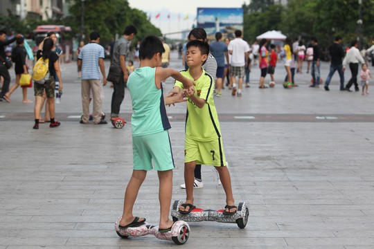 Xe điện cân bằng gây nguy hiểm cho người chơi lẫn du khách ở phố đi bộ Nguyễn Huệ Ảnh: HOÀNG TRIỀU