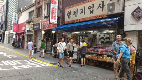 Phố cổ Insadong ở Seoul - Hàn Quốc, một trong những điểm đến mua sắm yêu thích của du khách Việt