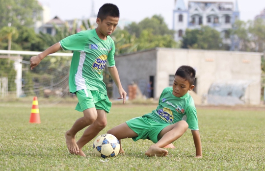 Gia Huy (trái) có kỹ thuật cá nhân điêu luyện so với các bạn đồng trang lứa Ảnh: Ngọc Linh