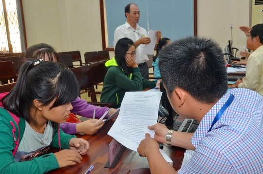 
Hướng dẫn thí sinh đăng ký xét tuyển nguyện vọng bổ sung tại một trường ĐH ở TP HCM Ảnh: Tấn Thạnh
