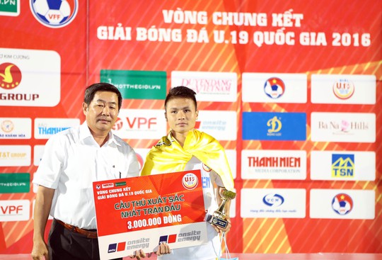Quang Hải nhận giải Cầu thủ xuất sắc nhất trận chung kết