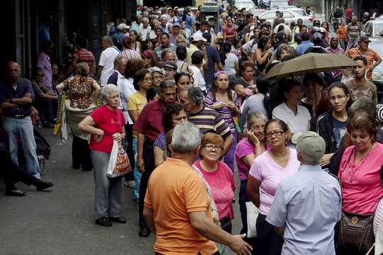 Người dân xếp hàng mua nhu yếu phẩm bên ngoài một siêu thị ở CaracasẢnh: REUTERS