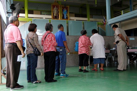 Cử tri xếp hàng chờ bỏ phiếu tại thủ đô Bangkok - Thái Lan hôm 7-8 Ảnh: Reuters