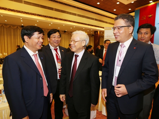 Tổng Bí thư Nguyễn Phú Trọng trao đổi với các đại biểu tại Hội nghị ngoại giao lần thứ 29Ảnh: TTXVN